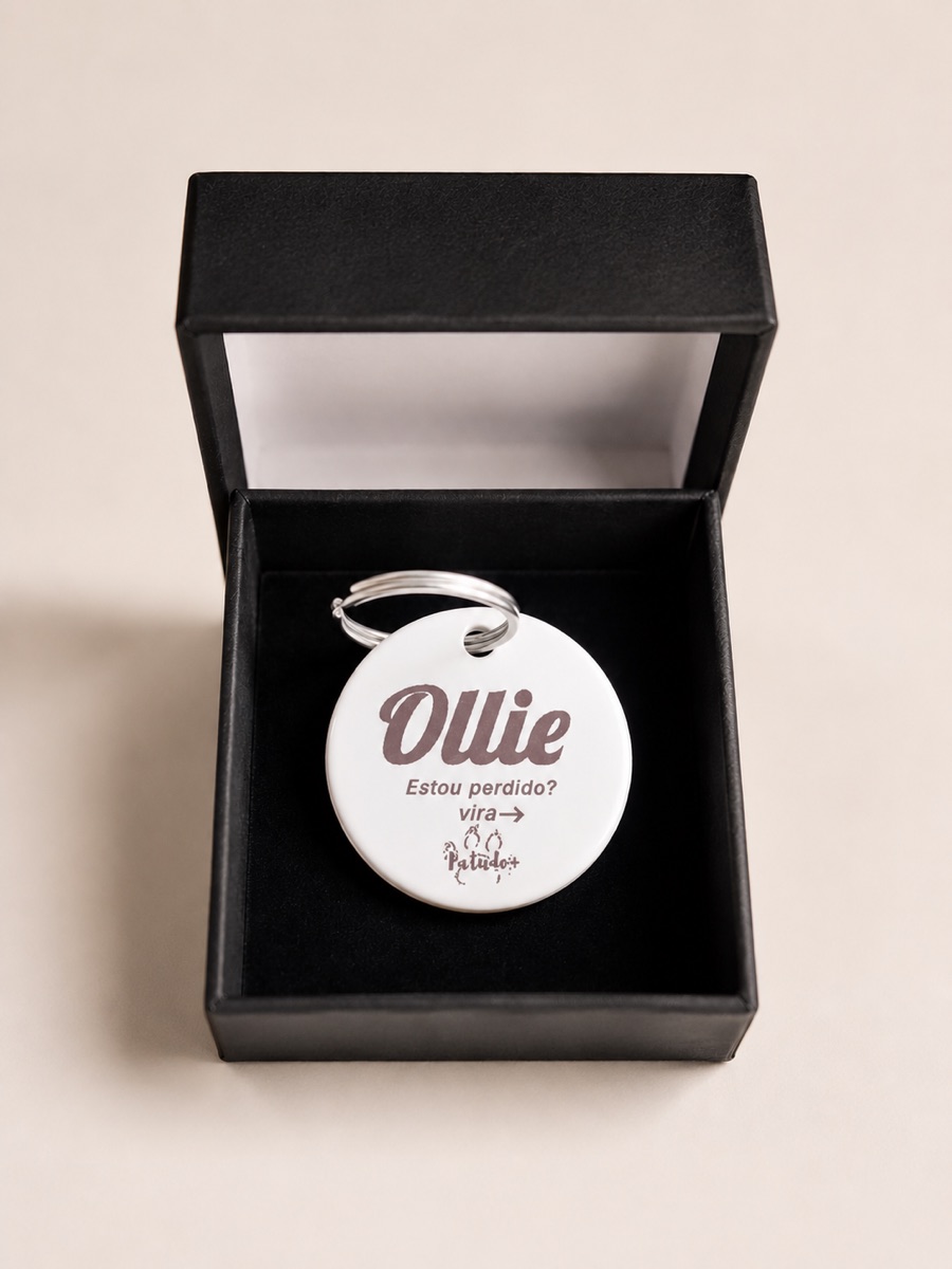 Medalha Patudo+ NFC/QR na caixa — fotografia real do produto